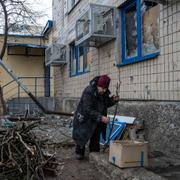 Emilia Budskaya, en av de få Vuhledarbor som fanns kvar i staden efter ett år av strider, i februari 2023.