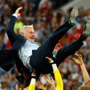 Deschamps hissas av spelarna efter finalsegern.