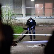 Polisen arbetar på platsen.
