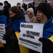 Ukrainska invånare demonstrerar i Kyiv. 