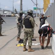 Soldater kontrollerar civila i Guayaquil.