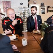 Girjas samebys ordförande Mats Berg i samtal med samebyns advokater tillsammans med Jörgen Jonsson (ordförande SSR) och Patrik Lantto, professor vid Cesam (inkallad som sakkunnig) på Café Nyfiket, mittemot Gällivare tingsrätt. Bilden är tagen 2015. 