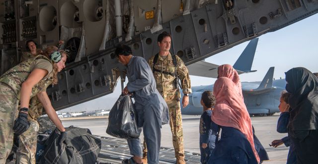 Amerikansk militär evakuerar människor på Kabuls flygplats.  MSgt. Donald R. Allen / TT NYHETSBYRÅN