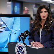 Kristi Noem visar upp en pistol som Alex Pretti påstås ha burit när han sköts ihjäl. 