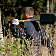 Polisen vid ett sökningsarbete, tolv år efter hennes försvinnande.