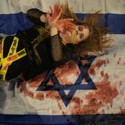 En demonstrant deltar i en protest mot Israels premiärminister Benjamin Netanyahu i Tel Aviv, och uppmanar till frisläppandet av Hamas gisslan i Gaza.