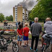Grannar och boende tittar på branden.