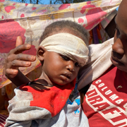 Bilden till vänster är satellitbilder på vad som kan vara en massgrav i el-Fashir.