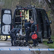 Polisens bombtekniker på plats med bombrobot på Videdal i Malmö på måndagsmorgonen efter ett fynd av ett misstänkt farligt föremål.  Föremålet visade sig sen vara ofarligt.