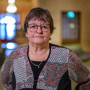 Ulla-Lena Lindqvist i riksdagens bankhall med anledning av att 90 personer folkbokförde sig på hennes sommarstuga.
