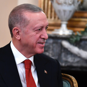 Turkiets president Recep Tayyip Erdogan och ett F-16-plan. 