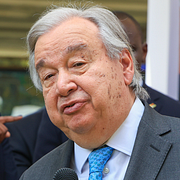 Regimtrogna iranier och en bild på FN-chefen António Guterres.