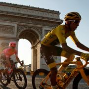 Arkivbild: Egan Bernal i den gula ledartröjan framför Triumfbågen i Paris under fjolårets tour.