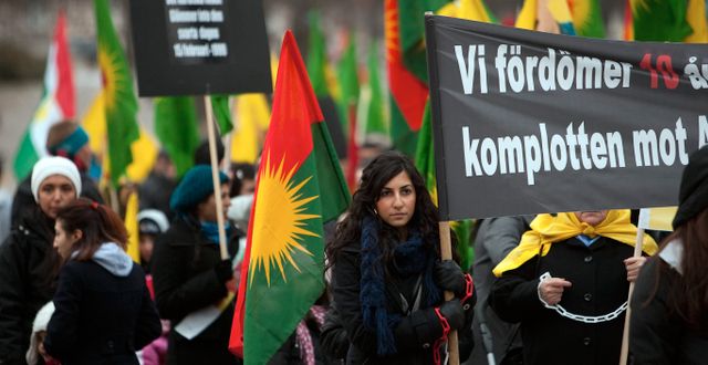 Manifestation i Humlegården till stöd för PKK-ledaren Abdullah Öcalan 2009 – olaglig enligt den nya terrorlagen.  ROGER VIKSTRÖM / TT