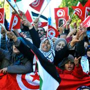 Demonstranter i Tunis under söndagen. 