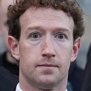 Mark Zuckerberg efter första rättegångsdagen i Los Angeles. 