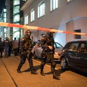 Specialstyrkor på plats utanför bönelokalen i Zürich där en gärningsman attackerade tre personer, 19 december.