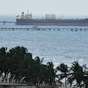 Oljetankern Evana ligger för ankar i hamnen El Palito i Venezuela.