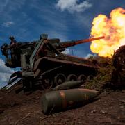 Ukrainska soldater skjuter mot ryska positioner.