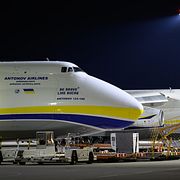 Två ukrainska fraktflygplan på flygplatsen i Leipzig.