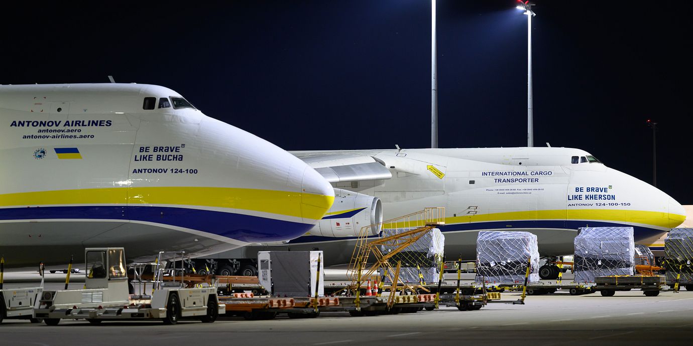 Två ukrainska fraktflygplan på flygplatsen i Leipzig.
