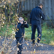 Polisens tekniker arbetar på platsen utanför en festlokal i Mölnlycke utanför Göteborg där en skottlossning inträffade på lördagskvällen