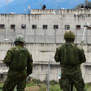 Soldater utanför Turi-fängelset i Ecuador.