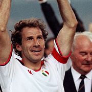 Franco Baresi höjer Champions League-bucklan 1989.