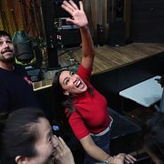 Alexandria Ocasio-Cortez under ett kampanjmöte för Randy Villegas, som kandiderar till representanthuset i Kalifornien.
