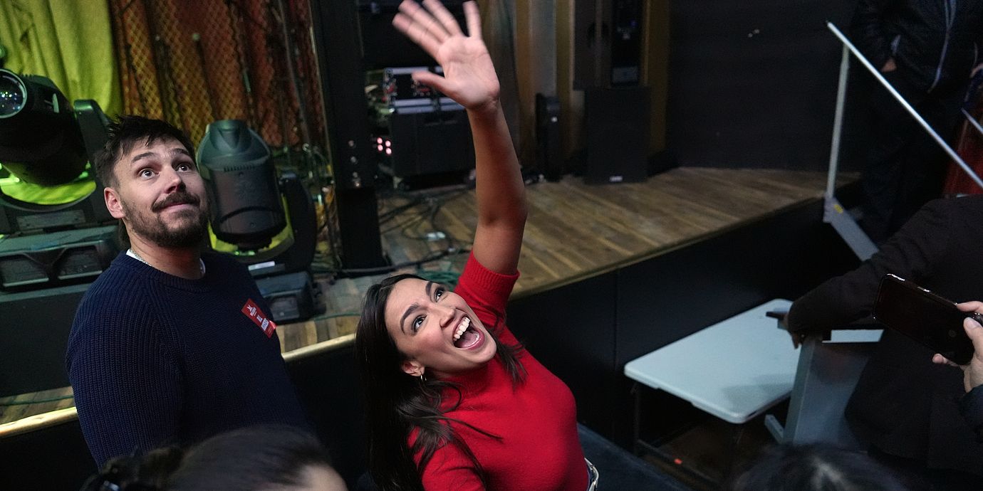 Alexandria Ocasio-Cortez under ett kampanjmöte för Randy Villegas, som kandiderar till representanthuset i Kalifornien.