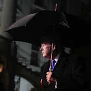 Bild på protester till stöd för Renee Good och arkivbild på Donald Trump.