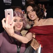 Daisy Ridley gör en selfie med ett fan vid premiären av ”Star wars: The rise of Skywalker” 2019.