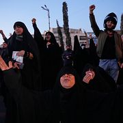 Anhängare till regimen sörjer ayatolla Ali Khameneis död.