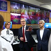 Keir Starmer, mitten, diskuterar med poliser i London samt borgmästaren Sadiq Khan 15 maj.