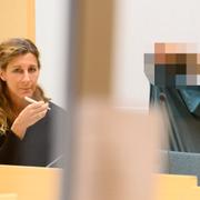 Försvarsadvokat Clea Sangborn med sin klient.