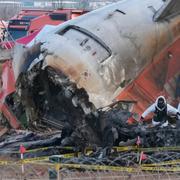 Räddningsarbetare söker igenom vraket efter Jeju Air-planet som kraschade in en mur strax efter landning på Muans flygplats i Sydkorea. 