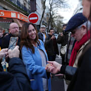 Sarah Knafo möter väljare.