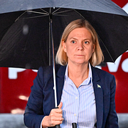 M- och S-ledarna anländer till kvällens debatt.