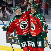Frölundas Max Friberg och Max Westergård jublar efter 6-1 under ishockeymatchen i SHL mellan Frölunda och Djurgården den 20 oktober 2026 i Göteborg.