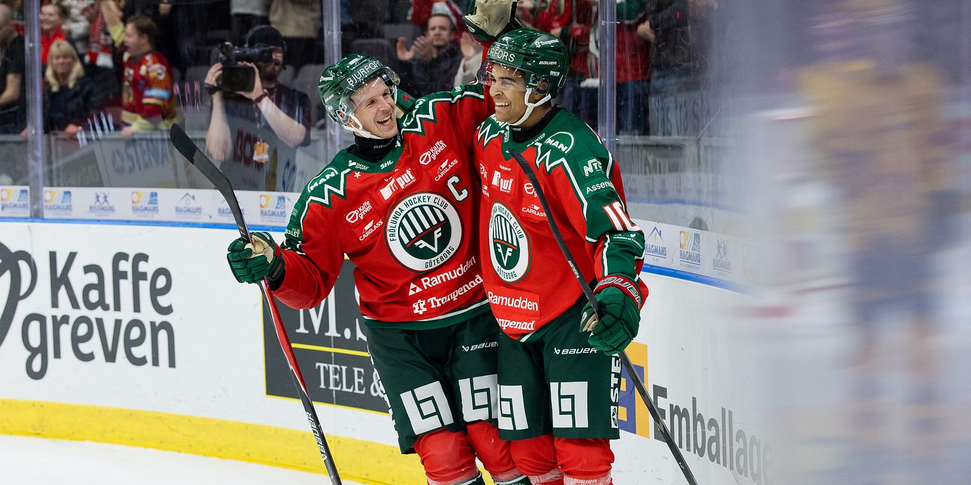 Frölundas Max Friberg och Max Westergård jublar efter 6-1 under ishockeymatchen i SHL mellan Frölunda och Djurgården den 20 oktober 2026 i Göteborg.