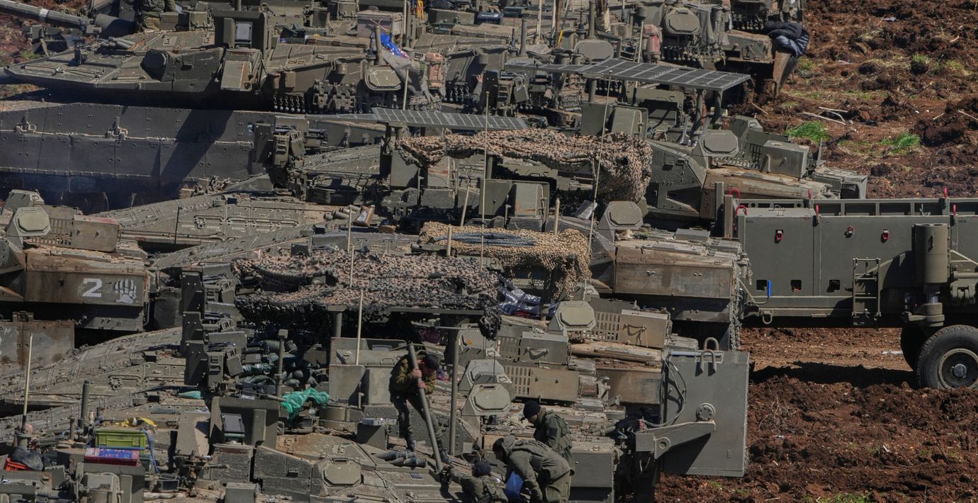 Israeliska stridsfordon nära gränsen till Libanon.