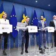 Statsminister Ulf Kristersson (M), energi- och näringsminister Ebba Busch (KD), arbetsmarknads- och integrationsminister Johan Pehrson (L) samt Sverigedemokraternas partiledare Jimmie Åkesson (SD) håller pressträff och presenterar en offensiv mot gängkriminalitet kopplat till Tidöavtalet.
