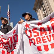 Tidigare anställda på USAID demonstrerar i Washington efter att biståndsmyndigheten avvecklats av Doge.