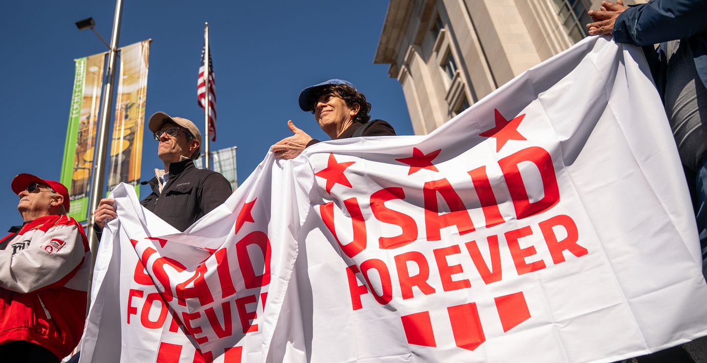 Tidigare anställda på USAID demonstrerar i Washington efter att biståndsmyndigheten avvecklats av Doge.