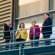 Angela Merkel, tvåa från höger, och SPD-ledaren Andrea Nahler, tvåa från vänster, på en balkong på förbundskanslerns kansli i Berlin på tisdagen.