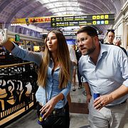 Sverigedemokraternas partiledare Jimmie Åkesson (SD) besöker Stockholms Centralstation, 17 augusti.