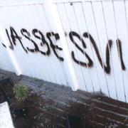 Bild ur förundersökningsmaterialet på ett hus i Västerås som blivit vandaliserat av personer från Revolutionära fronten i april 2013.