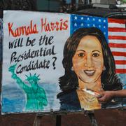 Konstnären Prithvi Raj Kambli från Indien målar en bild av vicepresidenten Kamala Harris. 