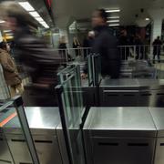 Spärrarna vid tunnelbanan i Stockholm, arkivbild.