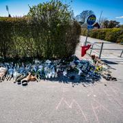 Blommor, ljus och meddelanden som lämnats efter att en 18-åring hittades skjuten vid gång- och cykelbanan mellan konstgräsplanerna på Stadionområdet och Ärtholmens koloniområde ( Ärtholmens sommarstad ) i Malmö tidigt på fredagsmorgonen. 